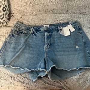 Good American size 18 cut off short